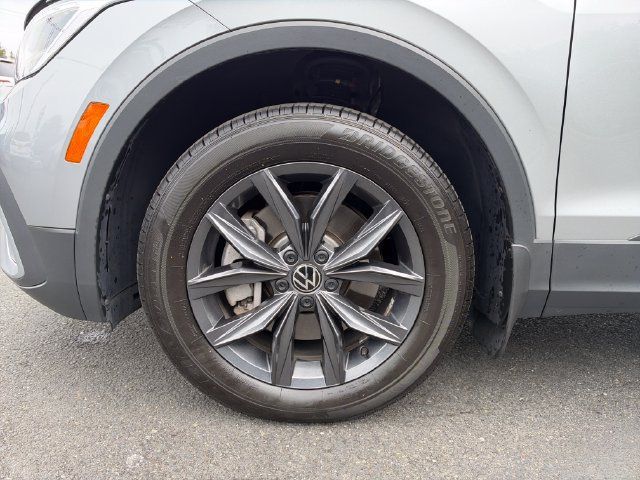 Used 2023 Volkswagen Tiguan SE AWD/4WD image 27