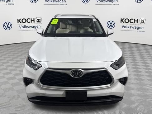 Used 2022 Toyota Highlander XLE image 2