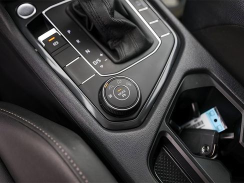 Used 2020 Volkswagen Tiguan SE w/ Panoramic Sunroof Package image 23