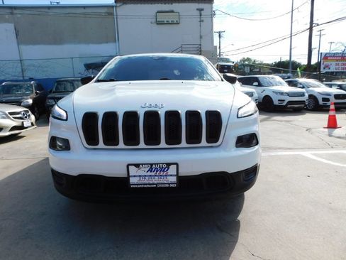 Used 2017 Jeep Cherokee Sport w/ Cold Weather Group FWD image 2