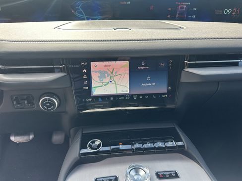 New 2026 Lincoln Navigator Reserve w/ Jet Appearance Package AWD/4WD image 17