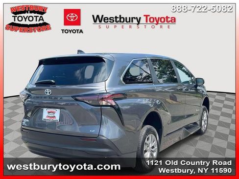 Used 2025 Toyota Sienna LE FWD image 7