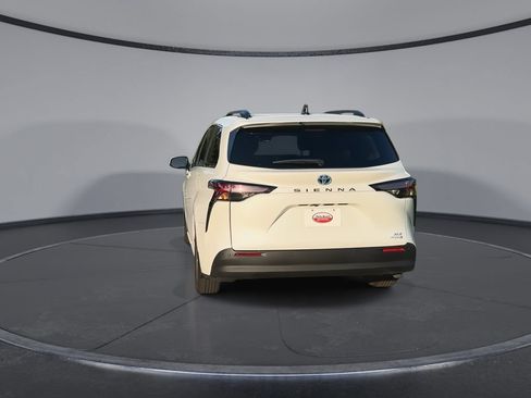 Used 2024 Toyota Sienna XLE FWD image 7