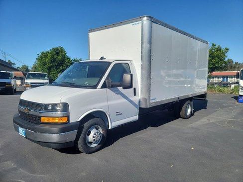 Used 2024 Chevrolet Express 4500 Extended w/ Power Convenience Package RWD image 4