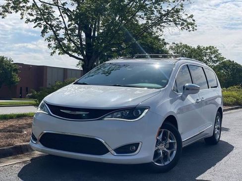Used 2017 Chrysler Pacifica Limited FWD image 1