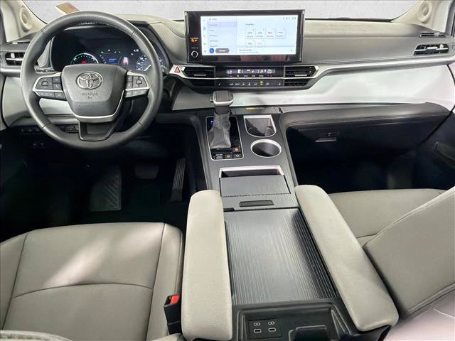 Used 2025 Toyota Sienna XLE w/ XLE Plus Package FWD image 22