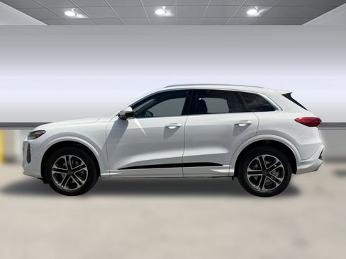 Certified 2025 Audi Q5 Premium w/ Convenience Package AWD/4WD image 2