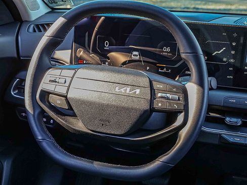 Certified 2025 Kia K4 EX image 9