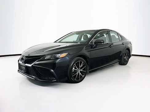 Used 2024 Toyota Camry SE image 3
