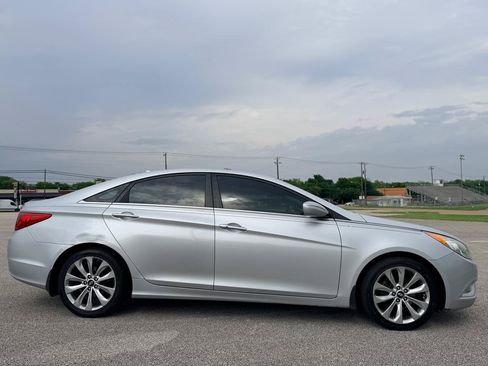 Used 2013 Hyundai Sonata SE FWD image 2