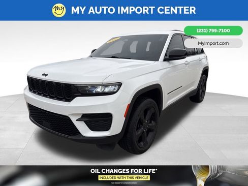 Used 2023 Jeep Grand Cherokee Altitude image 3