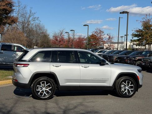 Certified 2024 Jeep Grand Cherokee Limited w/ Luxury Tech Group II image 6