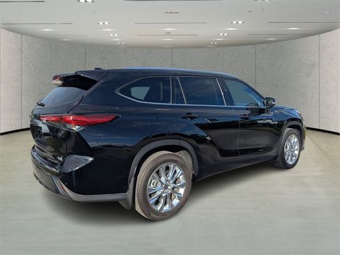 Used 2022 Toyota Highlander Limited image 3