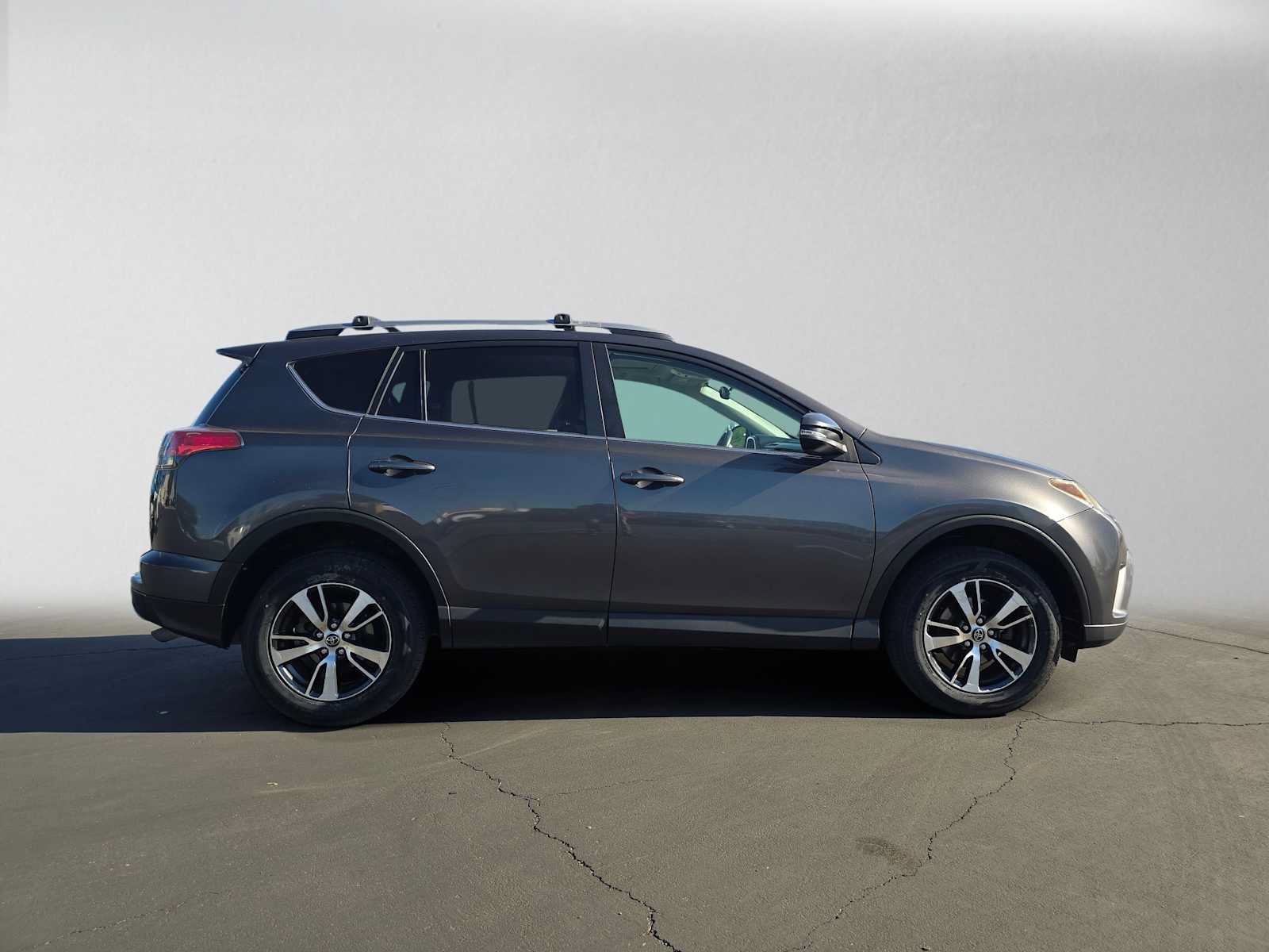 Used 2018 Toyota RAV4 XLE FWD image 2