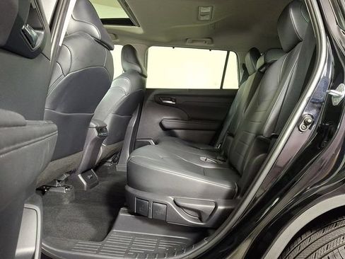 Used 2020 Toyota Highlander XLE AWD/4WD image 13