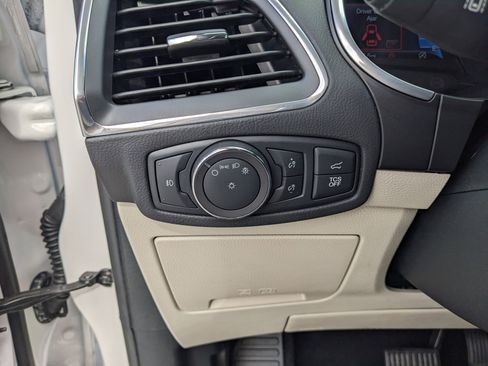 Used 2019 Ford Edge Titanium image 36