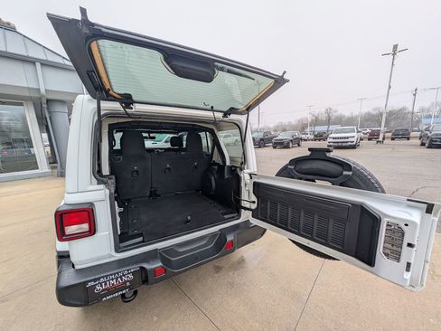 Used 2023 Jeep Wrangler Sahara image 11