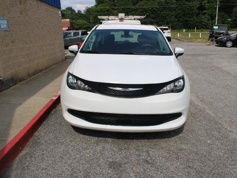 Used 2022 Chrysler Voyager LX FWD image 2