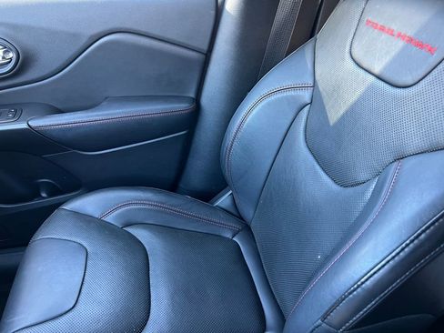 Used 2019 Jeep Cherokee Trailhawk image 32