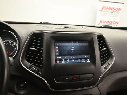 Used 2019 Jeep Cherokee Latitude Plus w/ Comfort/Convenience Group AWD/4WD image 21