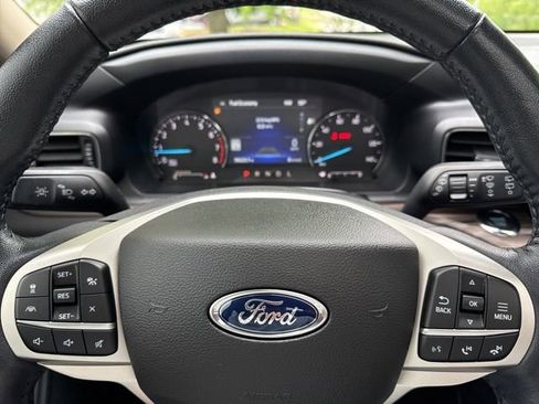 Used 2022 Ford Explorer Limited w/ Equipment Group 301A AWD/4WD image 13