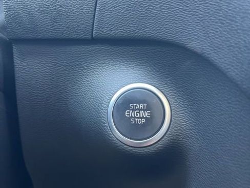 Used 2025 Volvo XC40 B5 Core w/ Climate Package image 18