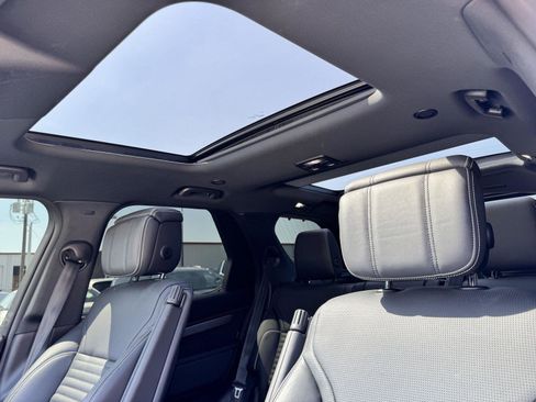 Used 2024 Land Rover Discovery Dynamic SE image 15