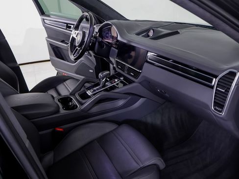 Certified 2023 Porsche Cayenne GTS w/ Premium Package Plus AWD/4WD image 8