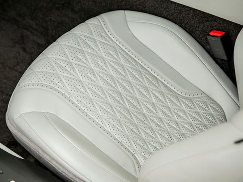 Used 2024 Aston Martin DB12 Convertible image 16