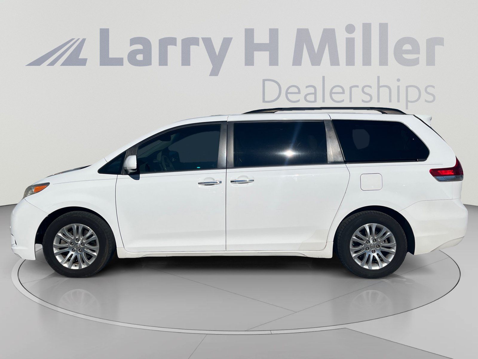 Used 2014 Toyota Sienna XLE w/ XLE Premium Package FWD image 2