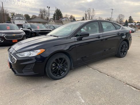 Used 2020 Ford Fusion SE image 1