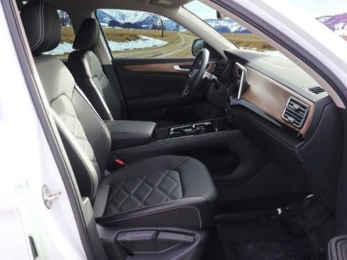 Used 2025 Volkswagen Atlas SE image 24