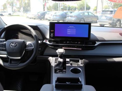 Certified 2026 Toyota Sienna XLE FWD image 27