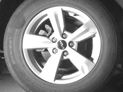 Used 2023 Kia Sorento LX image 15