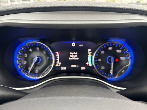 Used 2024 Chrysler Pacifica Touring FWD image 18