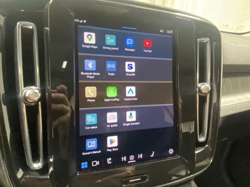 Used 2025 Volvo XC40 B5 Plus image 22