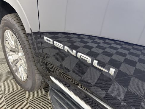 Used 2023 GMC Yukon Denali AWD/4WD image 18
