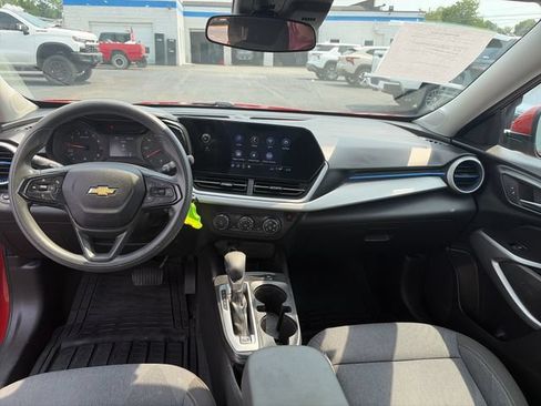 Used 2024 Chevrolet Trax LS w/ LS Convenience Package FWD image 12