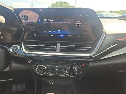 Used 2024 Chevrolet Trax RS w/ Sunroof Package FWD image 19