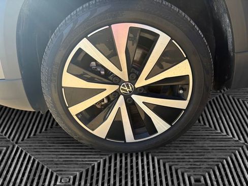 New 2024 Volkswagen Taos SE image 14