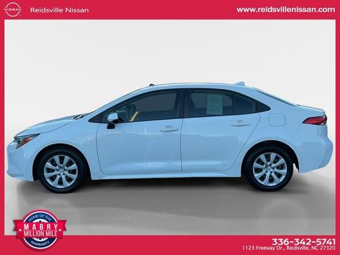 Used 2021 Toyota Corolla LE image 3