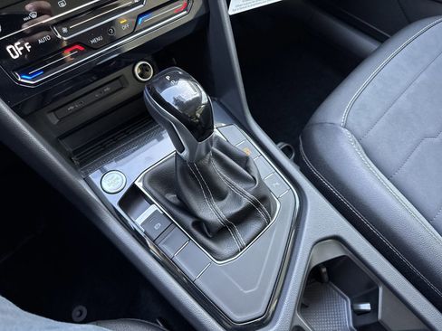 Used 2025 Volkswagen Taos SE image 14