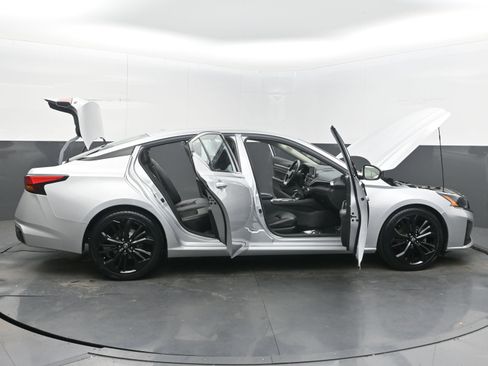 Used 2024 Nissan Altima 2.5 SR FWD image 44