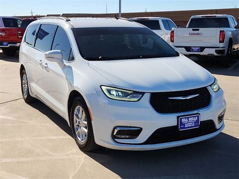 Used 2022 Chrysler Pacifica Touring-L image 6