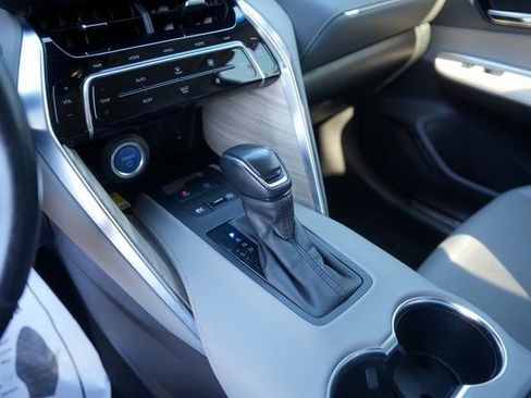 Used 2021 Toyota Venza Limited image 27