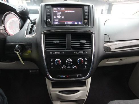 Used 2019 Dodge Grand Caravan SE w/ UConnect Hands-Free Group image 13
