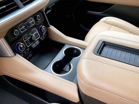 Used 2024 Chevrolet Suburban Premier image 18