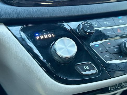 Used 2022 Chrysler Pacifica Touring-L FWD image 23