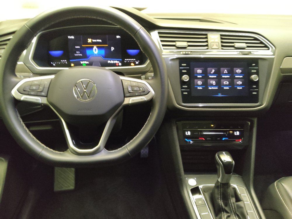 Used 2023 Volkswagen Tiguan SE w/ Panoramic Sunroof Package FWD image 22