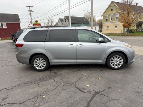 Used 2015 Toyota Sienna LE image 4